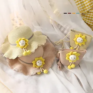 Vue détaillée du chapeau de paille pour bébé et sac assorti avec décorations de tournesol