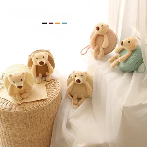 Détail de cinq mini sacs en paille pour enfants décorés de mignons ours en peluche