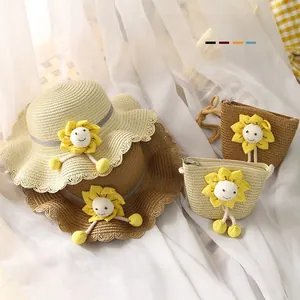 Détail du chapeau de paille tissé avec pendentif tournesol et mini sac à bandoulière assorti