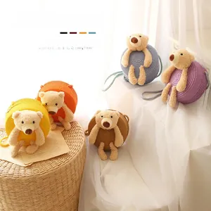 Vue détaillée de cinq mini sacs à bandoulière en paille colorée avec ours en peluche 3D