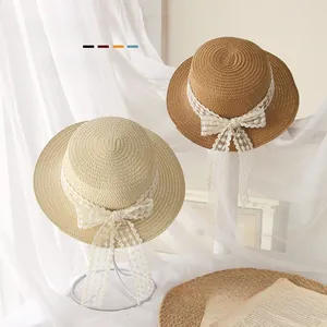 Détail de chapeaux de paille pour bébés avec dentelle élégante et broderie florale