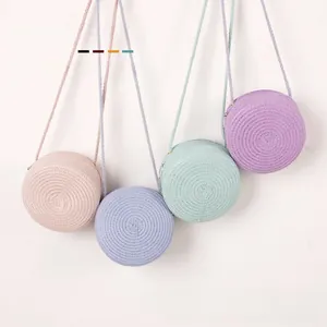 Détail de mini sacs ronds en paille colorés pour filles aux tons pastel macaron