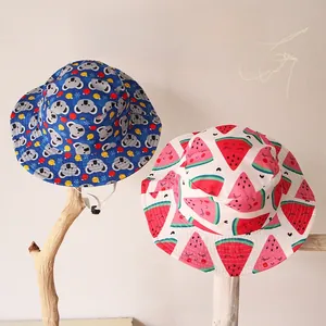 Détail de chapeaux de soleil pour enfants avec motifs de koala bleu et pastèque blanche