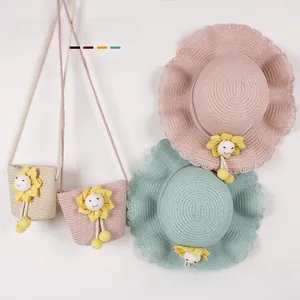 Détail du chapeau de paille pour filles et sac bandoulière assorti avec tournesol