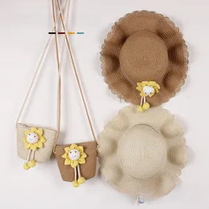 Détail du chapeau de paille et du mini sac avec poupées tournesol et dentelle fille