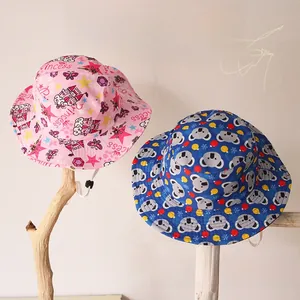 Détail de chapeaux bobs pour enfants avec motifs princesse rose et koala bleu