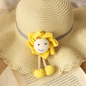 Détail d'un chapeau de paille d'été avec texture tissée, bord ondulé et fleur souriante