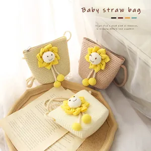 Handgefertigte Kinder-Strohtasche mit Sonnenblume und Reißverschluss in drei Pastellfarben