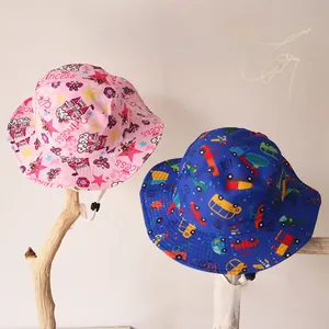 Détail de chapeaux bob pour enfants avec motifs cartoon et cordons réglables