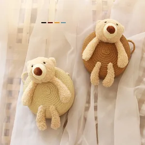 Détail de sacs à bandoulière en paille pour enfants avec adorables oursons en peluche