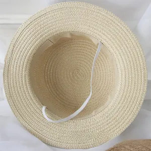 Vue détaillée du chapeau de paille tressé avec bandeau en tissu et sangle élastique