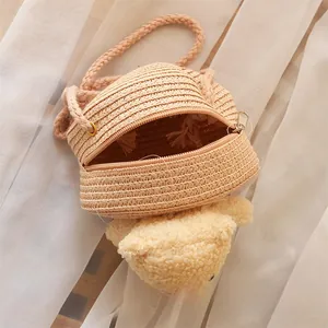 Détail du mini sac bandoulière en paille avec patch ours en peluche et bandoulière corde