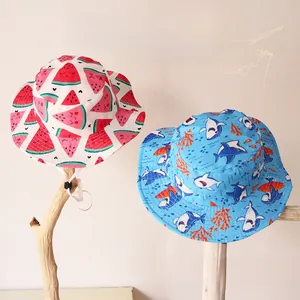 Détail de chapeaux de soleil enfants avec motifs pastèque requin et mentonnières réglables