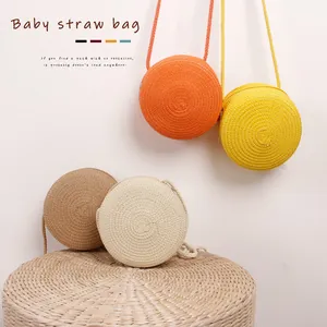 Sac à bandoulière rond en paille pour fillettes disponible en quatre couleurs pastel