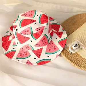 Détail d'un chapeau soleil blanc pour enfants avec motifs pastèque et cordon de serrage