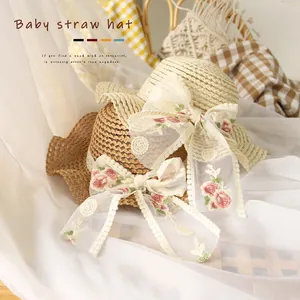 Chapeau de soleil en paille pour bébé avec grand nœud en dentelle et broderie florale