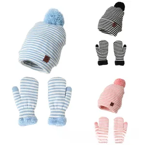 Detail von gestreiftem Kinder-Strickmützen-Set mit Bommel und weichem Plüschfutter