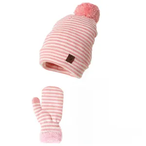 Detail der rosa-weiß gestreiften Strickmütze mit Bommel und passenden Handschuhen