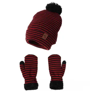 Detailansicht des rot-schwarz gestreiften Stricksets aus Mütze und Handschuhen mit Fleecefutter