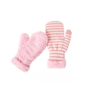 Detail von rosa Plüsch und gestreiften Strick-Winterhandschuhen mit Pelzmanschetten