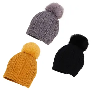 Bonnets d'hiver en maille torsadée avec pompons moelleux en gris, jaune et noir