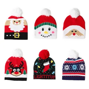 Gebreide kerstmutsen voor kinderen met rendier- en kerstmandesigns voor de wintertijd