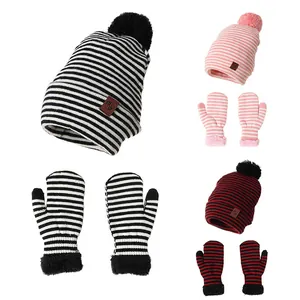 Gestreiftes Strickset für Kinder mit Mütze, Bommel und Handschuhen für den Winter