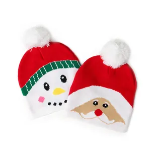 Rode feestelijke gebreide mutsen met Kerstman en Sneeuwpop ontwerp en pompon