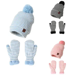 Gestreiftes Strickset mit Bommelmütze und Fleece-Handschuhen für Kinder im Winter