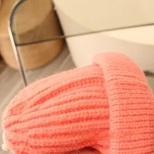 Nahaufnahme der rosa Strickmütze mit weicher Mohair-Textur und dickem Rippenmuster
