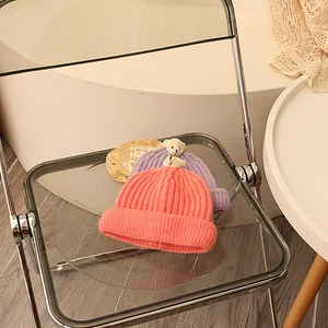 Gestrickte Kinder-Beanie-Mützen mit Plüschbärenohren in Korallenrosa und Lavendelviolett