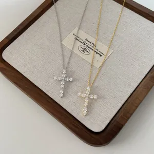Detail van S925 zilveren kruiskettingen met peervormige zirkoon in goud en zilver