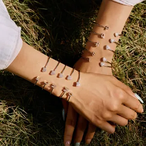Makro-Detail von S925 Sterlingsilber-Armbändern mit Herzanhängern und Zirkonia-Mikrofassung