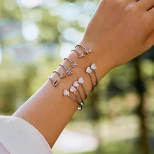 S925 Sterling Silber Armreif mit Mikro-Zirkonia-Buchstaben und rosa Herz-Charm-Elementen