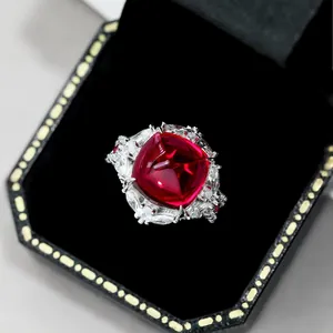 Makroaufnahme von Luxus-Silberring mit rotem Edelstein und Zirkonia-Pave-Fassung