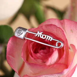 Makro-Detail der Sterling Silber MOM Halskette mit Herz-Zirkonia in einer rosa Rose