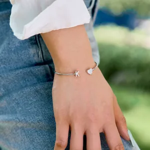 Nahaufnahme des S925 Silber-Armreifs mit Zirkonia-Herz und K-Buchstaben-Detail