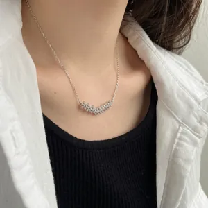 Élégant collier en argent sterling S925 avec sept fleurs en zircon porté par un mannequin