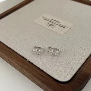 Vista macro dei dettagli degli orecchini a fiocco in argento S925 con zirconi