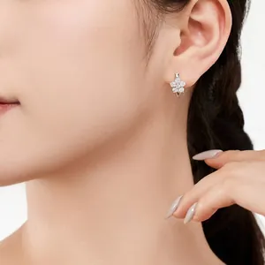 Orecchini a fiore in argento sterling 925 a forma di U con zirconi indossati dal modello