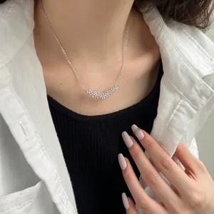 Détail macro du collier flocon de neige en argent avec zircons sur le décolleté