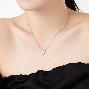 Détail du collier cœur en argent S925 avec incrustation blanche et pierres zircons
