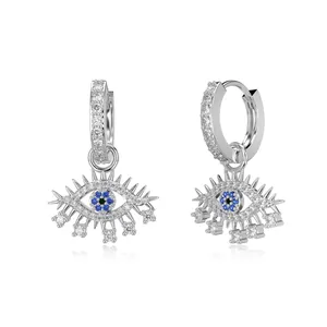 Pendientes de ojo turco de plata S925 con circonitas azules sobre fondo blanco puro