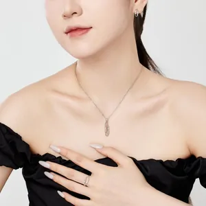 Détail de la parure trombone en argent S925 avec zircons rectangulaires sur un mannequin