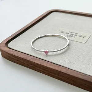 Detailansicht des S925 Sterlingsilber Armreifs mit rosa herzförmigem Zirkonia-Stein