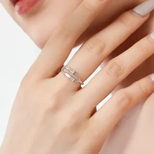 Bague fine en argent S925 avec zircons taille baguette et design de corde torsadée