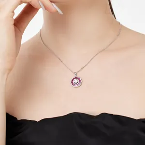 Detailansicht einer s925 Silberblumenkette mit strahlend roten Trapez-Zirkonia-Steinen