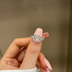 Primer plano detallado de anillos apilables de plata S925 con diamante de carbono y circón