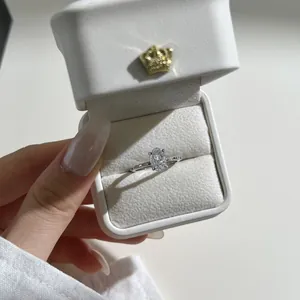 Dettaglio anello in argento S925 con zircone ovale e scatola regalo con corona dorata