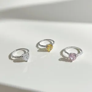 Detalle macro del sello S925 en anillos de plata con circonitas de corazón en tres colores